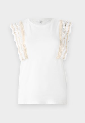 T-shirt bianco con dettagli in pizzo beige a scallop sulle maniche. Materiale in cotone morbido, scollatura a girocollo, vestibilità regolare. Texture liscia, senza fantasie.