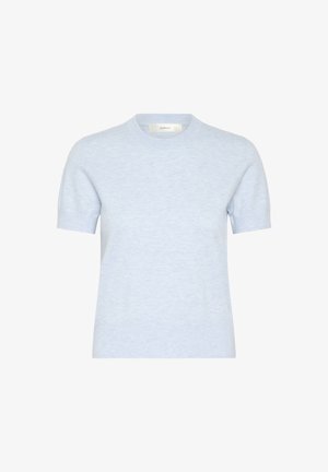 Svetlo modra kratkouha majica iz pletene tkanine z okroglim izrezom. Narejena iz mehkih materialov, z gladko teksturo in preprostim dizajnom. Brez vzorcev ali dodatkov.