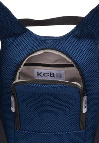 Mochila de malla azul con un compartimento principal que incluye un bolsillo con cremallera, forro interior gris y una pequeña etiqueta con la inscripción "KCB Vegan Bags."