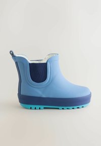 Stivale in gomma azzurro chiaro con accenti in tessuto blu navy, suola blu testurizzata e design con taglio nella collana. Presenta un gancio sul retro per una facile calzata.