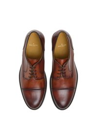 Zapatos de vestir de cuero marrón con un diseño elegante, punta redondeada, detalles de costura sutiles y una textura lisa y pulida.