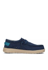 Scarpa slip-on in tela blu navy con suola in gomma beige chiaro, caratterizzata da dettagli blu, occhielli e un interno testurizzato. Design a punta rotonda.