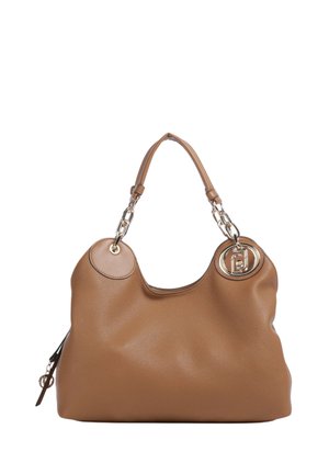 Borsa a mano in pelle marrone goffrata con manici corti collegati da maglie di catena dorate e un charm tondo con logo dorato sul lato.