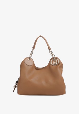 Borsa a mano in pelle marrone goffrata con manici corti collegati da maglie di catena dorate e un charm tondo con logo dorato sul lato.