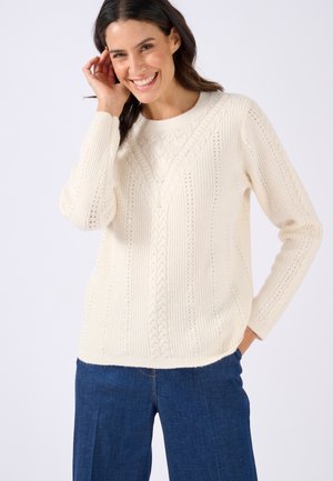 Maglione lavorato a maglia di colore crema, caratterizzato da un motivo testurizzato con design a trecce e a coste, maniche lunghe e taglio comodo.