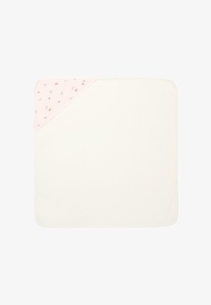 Kremowy kocyk dla niemowląt z różowym kapturem w rogu, ozdobiony małymi kwiatowymi i biedronkowymi wzorami.