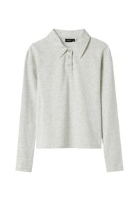 Lichtgrijze poloshirt met lange mouwen, een kraag en drie knopen aan de voorkant.