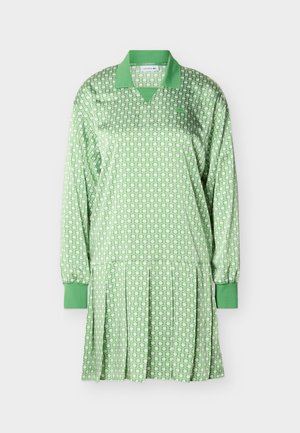 Roheline pika varrukaga kleit valge geomeetrilise mustriga, roheline krae ja mansetid, volditud seelik, Lacoste'i logo rinnal.