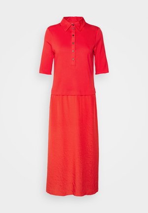 Robe rouge à manches courtes avec col à boutons et jupe longue légèrement texturée, présentée sur un fond blanc.