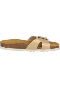 Beige halk sandal med korksål, med en blank remdesign och en rektangulär metallaccent. Slät textur och platt profil.