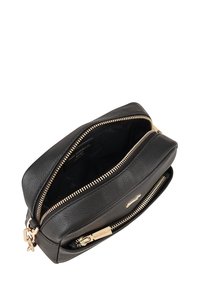Zwarte leren handtas met een gladde textuur, voorzien van een gouden rits en logo-accent. Geopend, met een donkere binnenkant en zijvak.