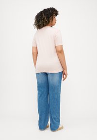 Calvin Klein Jeans Plus EMBROIDERED REGULAR TEE - Βασικό μπλουζάκι - peach whip