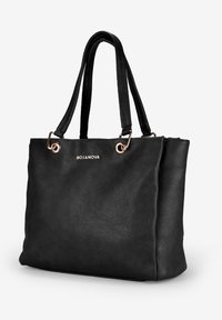 Borsa tote in finta pelle nera con due manici lunghi, dettagli in metallo dorato e una texture liscia. Nome del marchio "BOSANOVA" in evidenza.