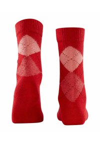Calcetines rojos con un tejido texturizado, que presentan un patrón de diamantes en diversas tonalidades de rojo y rosa claro. Los puños acanalados garantizan un ajuste ceñido.