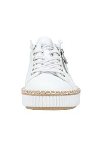 Witte sneaker met vetersluiting, decoratieve ritsdetails, bovenwerk van gestructureerd leer, op espadrille geïnspireerde gevlochten tussenzool en platte rubberen buitenzool.
