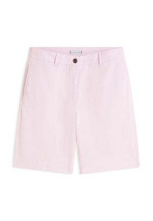 Lichtroze shorts van gladde stof, voorzien van een knoop aan de voorkant, zijzakken en een getailleerde pasvorm. Subtiele stikdetails langs de zoom.
