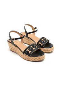 Sandalias de cuña negras con suela de yute trenzado, que cuentan con una tira ancha adornada con bordado floral negro y una delgada correa para el tobillo.