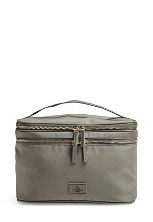 Trousse de toilette en nylon gris avec une poignée supérieure, des fermetures à glissière double et une étiquette logo. Surface texturée avec une forme rectangulaire et un design minimaliste.