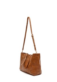 Braune Leder-Schultertasche mit verstellbarem Riemen, geräumigem Design, glatter Textur und minimalen Hardware-Details.