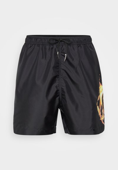 Calções de banho pretos feitos de um tecido leve e suave. Apresentam uma cintura com cordão e um detalhe gráfico colorido de chama de um lado.