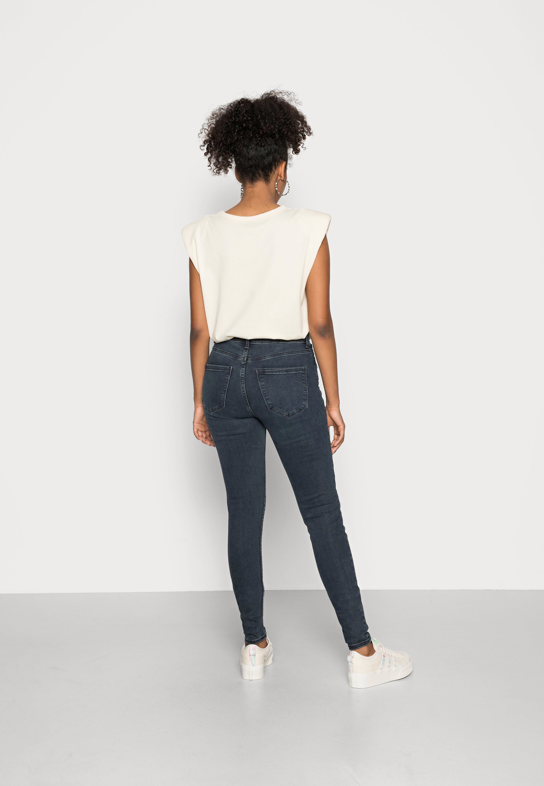 Vero Moda VMSOPHIA HR - Aptempti džinsai - dark blue denim/black/tamsiai  mėlynų džinsų - Zalando.lt