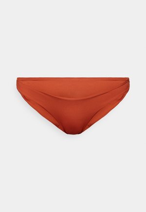 Oransje bikinitruse laget av glatt stoff, med lav midje, og minimal søm med et subtilt, buet design langs sidene.