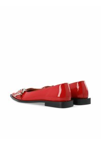 Ballerine in pelle verniciata rossa con punta arrotondata e tacco a blocco piccolo. Presentano una fibbia decorativa e un design a intaglio sulla parte superiore.