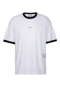 T-shirt blanc à manches courtes avec col et poignets noirs, petit texte "studio" au centre de la poitrine, et numéro "26" en bas à droite.