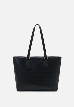 Sac cabas en cuir noir texturé avec deux bretelles d'épaule et logo de marque discrètement embossé à l'avant.