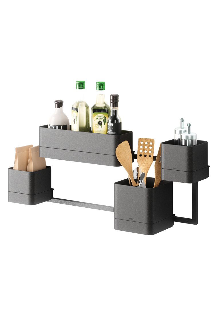 Grå väggmonterad förvaringsenhet med fyra behållare för flaskor och köksredskap, med en strukturerad yta och en minimalistisk design.