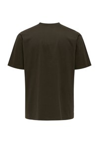 Ein einfarbendes, dunkelgrünes T-Shirt aus Baumwolle mit kurzen Ärmeln, von hinten auf einem weißen Hintergrund gezeigt.