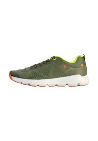 Scarpe atletiche in materiale verde oliva con superficie testurizzata, intersuola bianca, dettagli arancioni nella suola e colletto e lacci di un giallo neon.