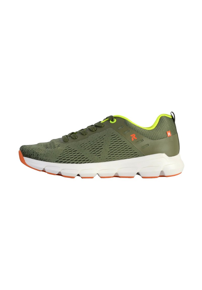 Scarpe atletiche in materiale verde oliva con superficie testurizzata, intersuola bianca, dettagli arancioni nella suola e colletto e lacci di un giallo neon.