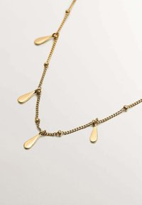 Collar de cadena de oro que presenta una serie de pequeños colgantes en forma de lágrima, textura suave, con un diseño delicado de eslabones y acentos espaciados de manera uniforme.