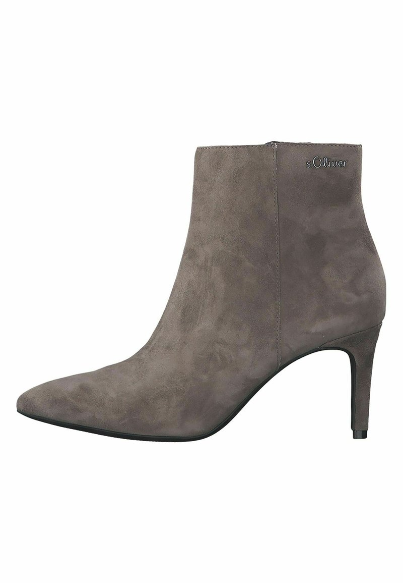 Botină gri din suede, cu vârf ascuțit, toc stiletto de 8 cm și fermoar lateral. Prezintă un branding subtil pe partea exterioară.