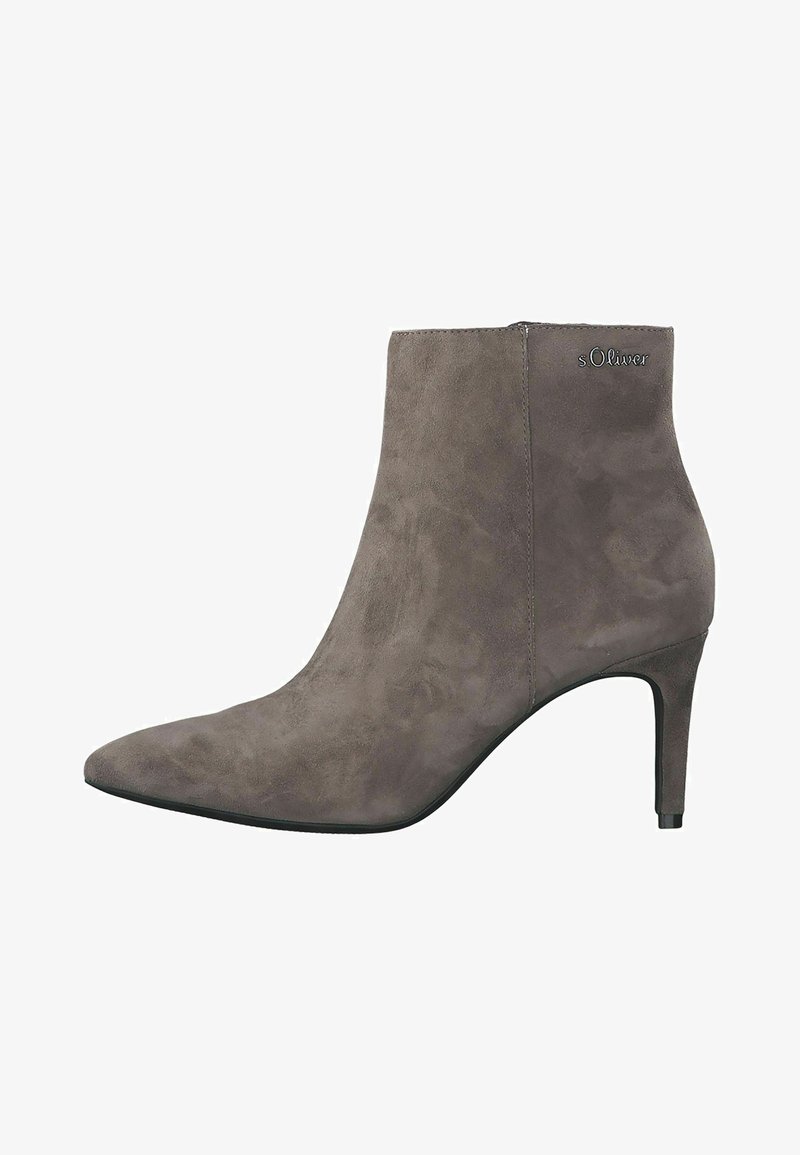 Botină gri din suede, cu vârf ascuțit, toc stiletto de 8 cm și fermoar lateral. Prezintă un branding subtil pe partea exterioară.