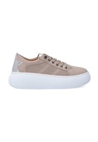 Beige Leder-Sneaker mit durchlöchertem Design und silbernen Akzenten. Ausgestattet mit einer flachen, weißen Gummisohle und runder Zehenpartie. Mit Metallösen geschnürt.