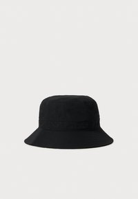 Schwarzer Bucket Hat aus Stoff mit genähtem Schirm und Belüftungsöffnungen auf einem weißen Hintergrund.