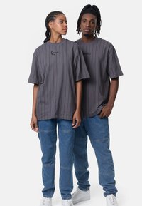 Karl Kani SMALL SIGNATURE WASHED PINSTRIPE TEE UNISEX - Triko s potiskem - grey
