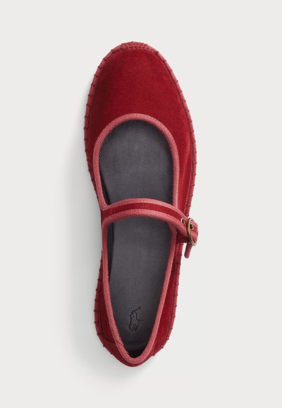 Chaussure Mary Jane en daim rouge avec un bout arrondi, une sangle ajustable et une semelle intérieure grise en contraste. Semelle extérieure texturée avec des détails cousus.