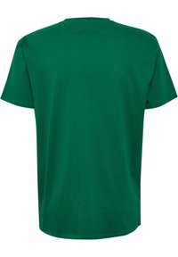 Groene katoenen T-shirt met een ronde hals, korte mouwen en een ontspannen pasvorm; gladde textuur en geen zichtbare patronen of accenten.