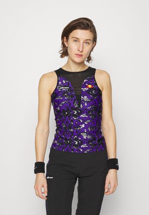Lila Pailletten-Tanktop mit einem schwarzen Netzpaneel und tiefem V-Ausschnitt. Schwarze Sporthose mit weißer Markenbezeichnung. Schwarze Handgelenkbänder.