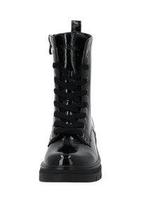 Czarne błyszczące skórzane buty wojskowe na sznurowadła z grubą podeszwą, wysokie do kostki, z pętlą z tyłu.