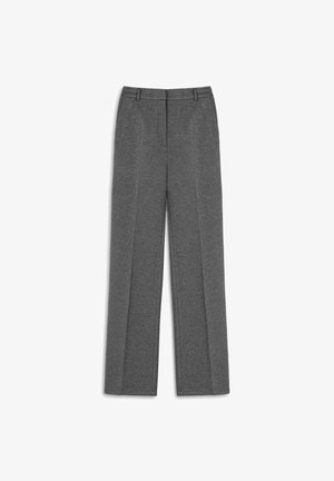 Szare, szerokie spodnie z gładkiej tkaniny. Posiadają plisowany przód i tradycyjny pas, bez widocznych elementów metalowych czy ozdób.