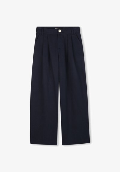 Pantalons larges marine avec plis, fermeture à bouton et poches latérales. Fabriqués en tissu léger, offrant une silhouette décontractée.