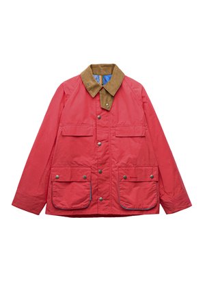 Punane jakk pruuni sametkraega, ees nupukinnitusega ja neli lukuga taskut, kaks suurt snapiga ning kaks väiksemat rinnatasemel.