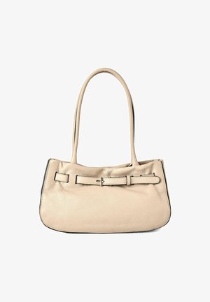 Beige leren schoudertas met dun verstelbaar hengsel en decoratieve riemdetail aan de voorkant, rechthoekige zachte, gestructureerde vorm.