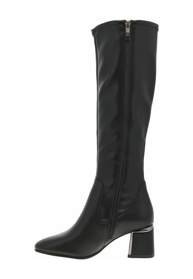 Boot noir montante avec un bout pointu, en matériau synthétique lisse, fermeture éclair sur le côté et un talon bloc avec accent métallique.
