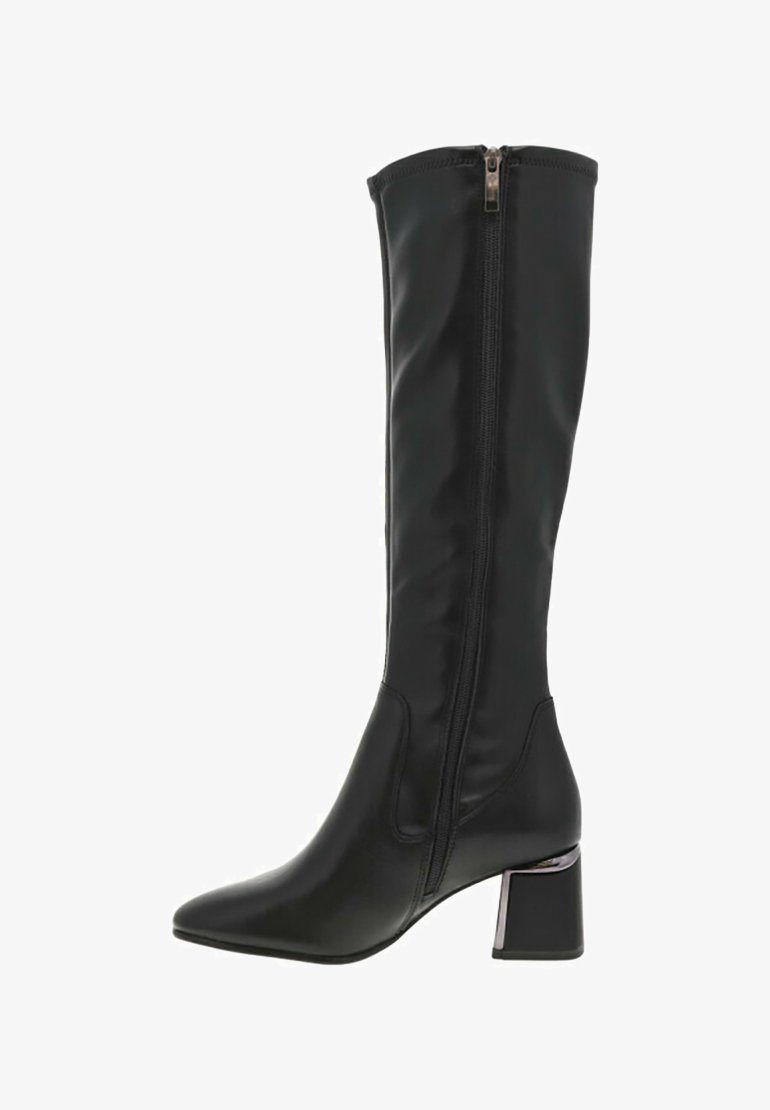 Boot noir montante avec un bout pointu, en matériau synthétique lisse, fermeture éclair sur le côté et un talon bloc avec accent métallique.