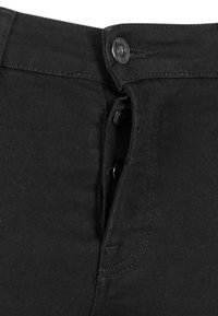 Pantalons en denim noir dotés d'une taille haute, d'une fermeture à bouton et d'un tissu texturé avec des détails de couture visibles.
